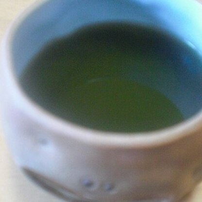 今朝頂いた青汁緑茶で～す。
今日も朝から暑いですね・・・・・
青汁で元気をもらって
頑張りま～す。
(*^_^*)